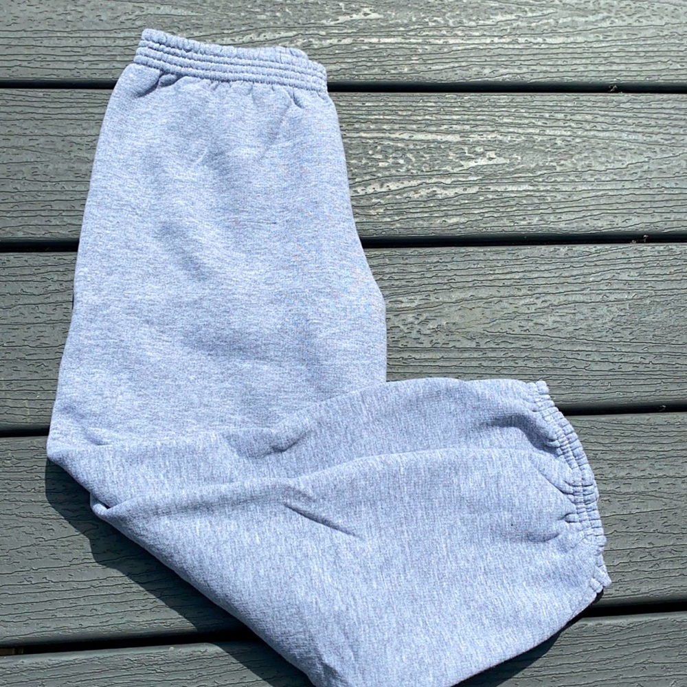 Hey guys I’m selling these cute gray sweat pants!!